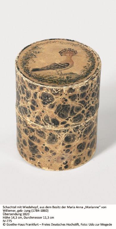 Box with hoopoe on the lid
